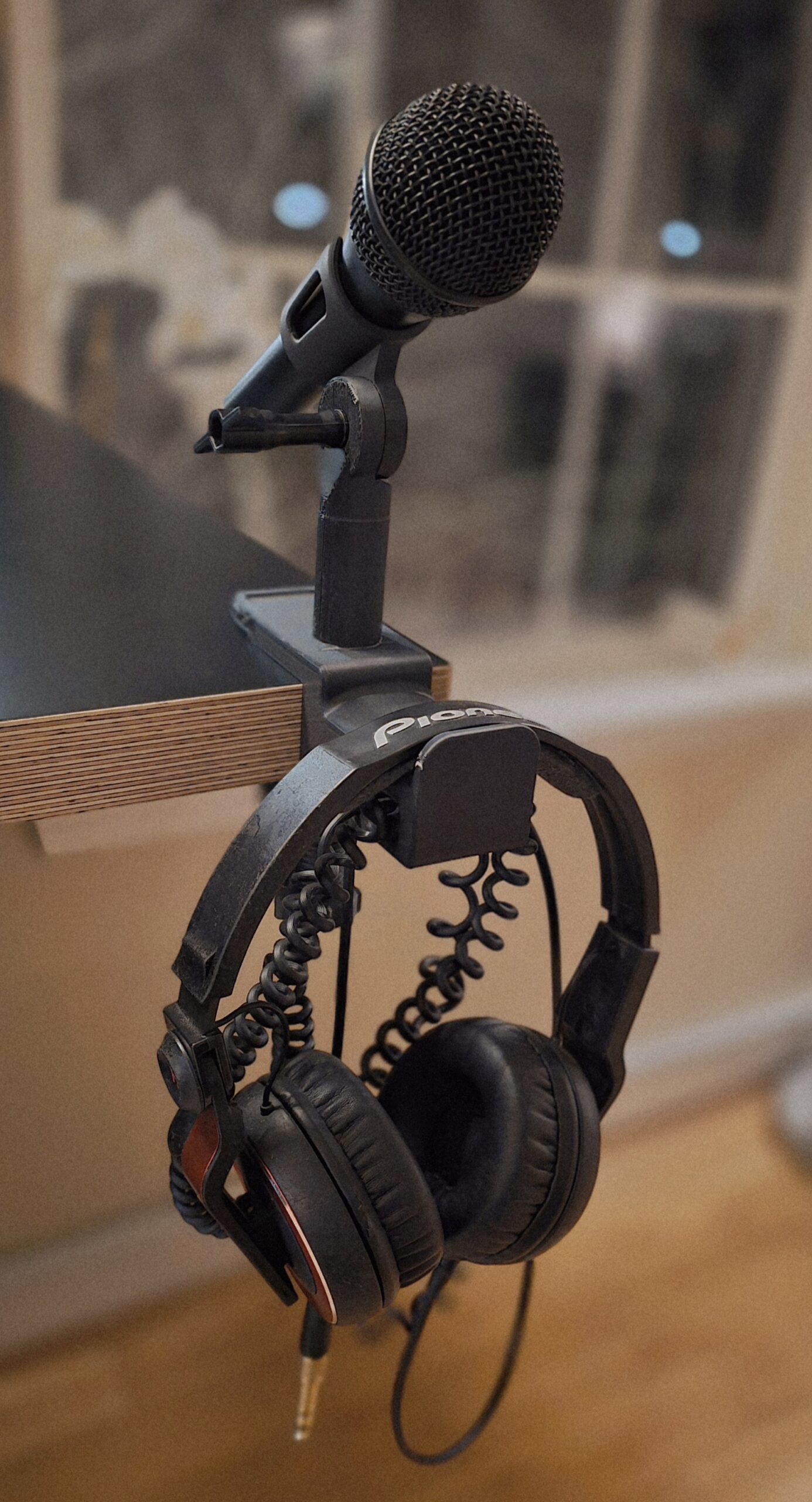 headphone mic table clamp angle2
